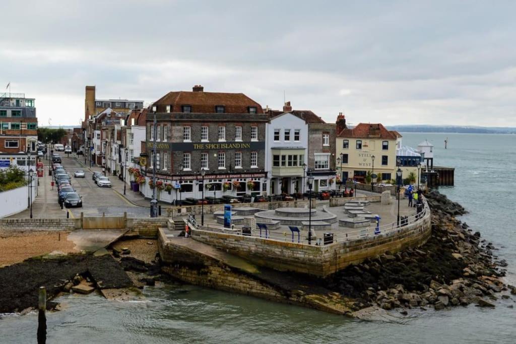 Portsmouth 3 Bedroom Getaway, Sleeps 6 Eksteriør billede